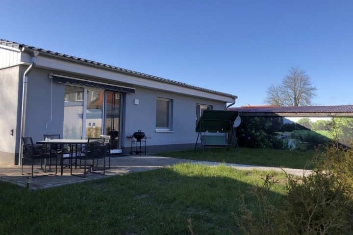 Aussenansicht Terrasse mit Markise