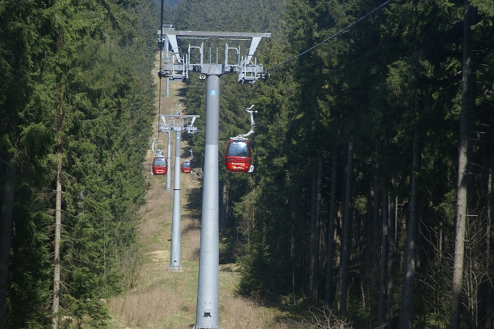 Seilbahn zum Wurmberg mit Aussichtsturm und See