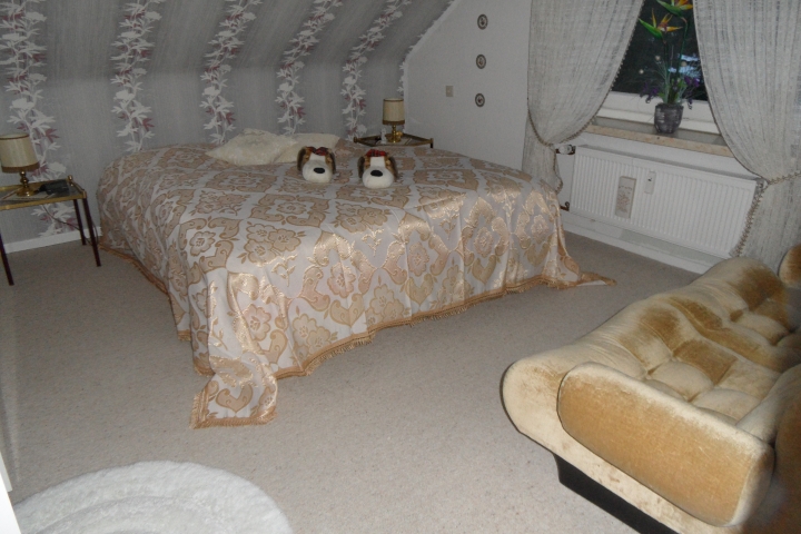 Schlafzimmer mit Doppelbett