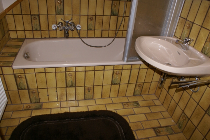 Badezimmer Badewanne und Dusche