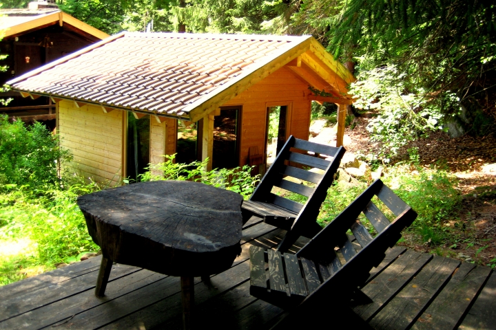 Die Saunahütte, vom eigenen Waldsitz aus gesehen...