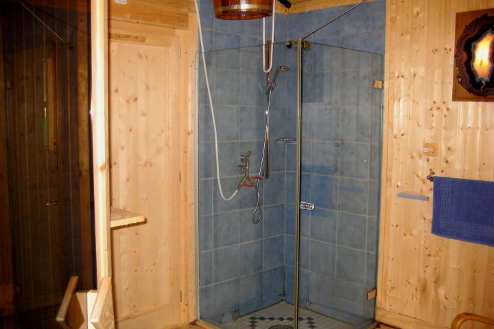 Dusche im Innern der Saunahütte...