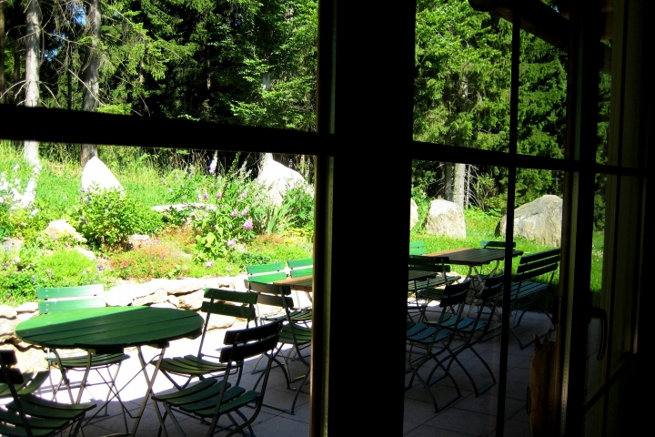 Blick aus dem großen Versammlungssaal auf die vorgelagerte allgemeine Grillterasse...