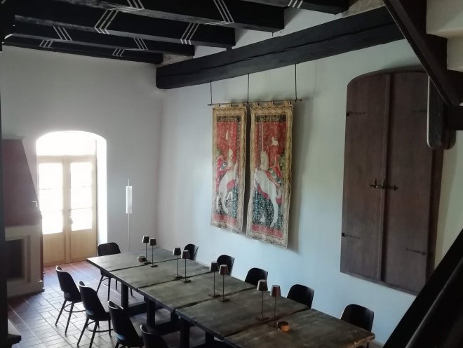 Mittelalterliches Domherrenhaus | große Haushalle mit Tafel und Kamin