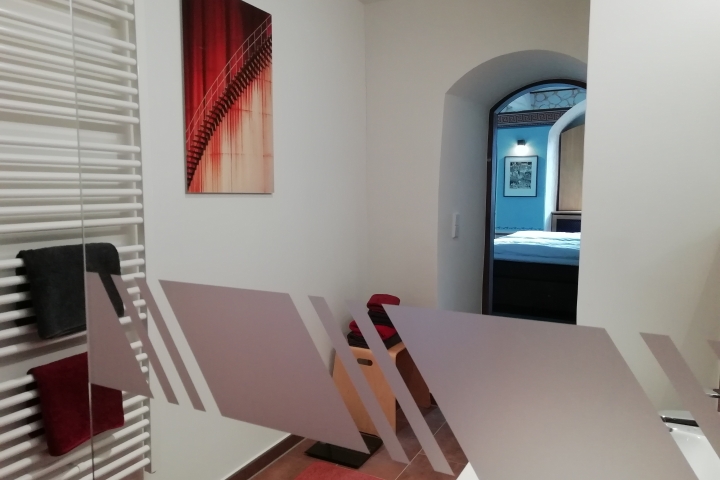 aus dem großen Bad ins Biedermeierzimmer