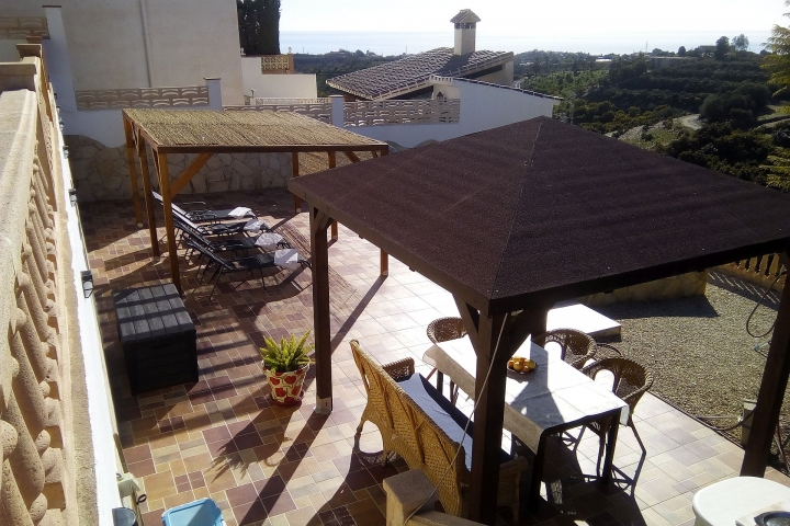 Terrasse mit Pavillon und Pergola