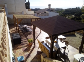 Terrasse mit Pavillon und Pergola