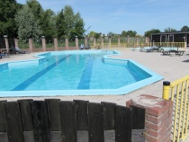 beheitzter Pool mit Kinderbecken und Rutsche