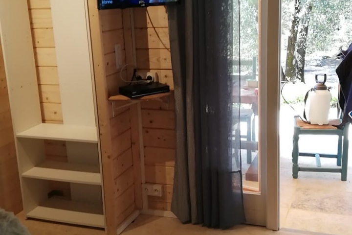 TV-Bereich und Ablagemöglichkeiten mit Austritt zur Terrasse
