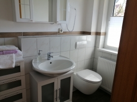 Bad mit Dusche und WC 