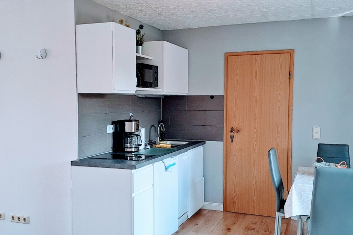 Küche mit Kühlschrank,Geschirrspüler,Mikrowelle, Ceran Feld (2 Platten), Kaffeemaschine ,Wasserkocher und Küchengeschirr