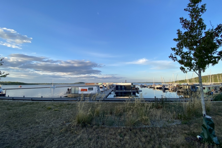 Blick zu den Hausbooten