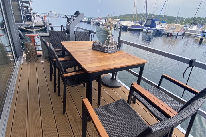 Überdachte Außenterrasse mit Tisch und 6 Stühlen - ideal um draußen zu frühstücken