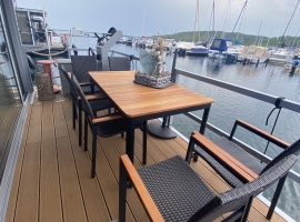 Überdachte Außenterrasse mit Tisch und 6 Stühlen - ideal um draußen zu frühstücken
