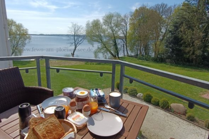 Frühstück in der Morgensonne mit Blick auf den Plöner See