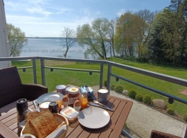 Frühstück in der Morgensonne mit Blick auf den Plöner See
