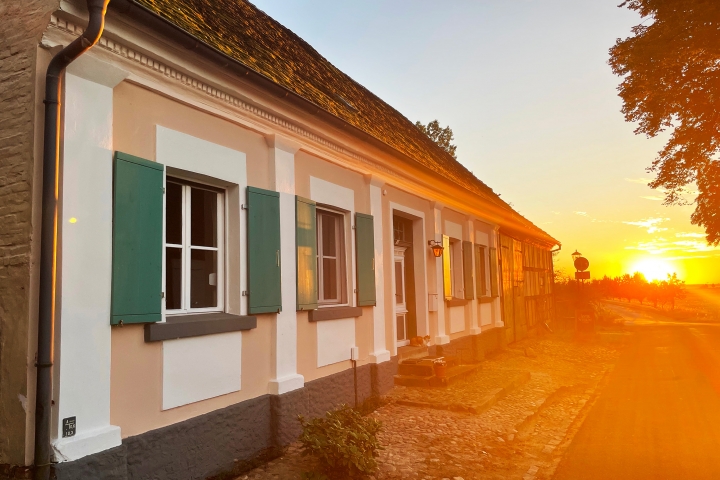 Der Vordereingang in der Abendsonne