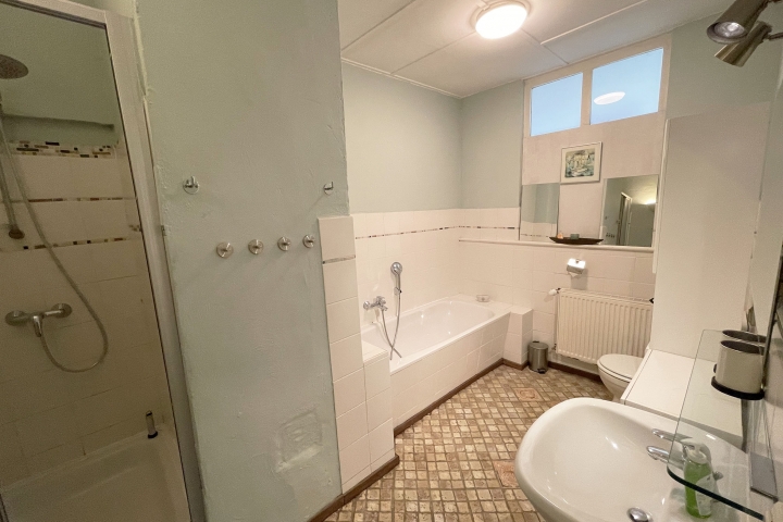 Ein Badezimmer mit Dusche und Badewanne