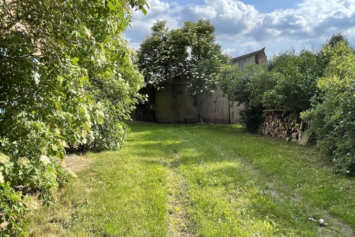 PKW Stellplatz neben dem Haus 