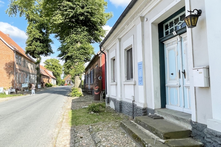 Direkt gegenüber ist das Café für Altes und Schönes