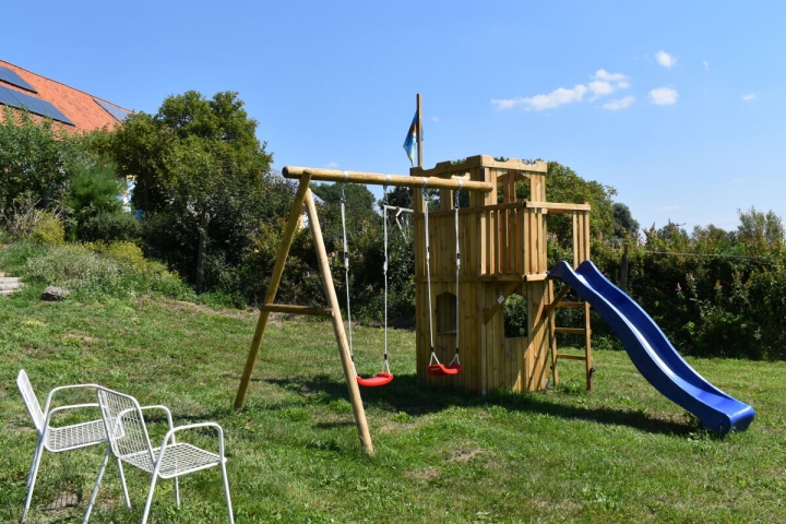 Kinder-Spielturm im Garten