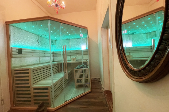 Sauna im Haus neben dem Badezimmer