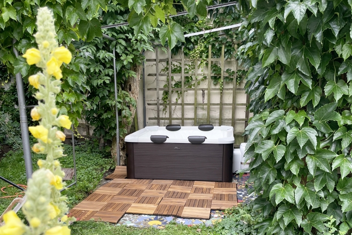 Der Whirlpool neben der Terrasse