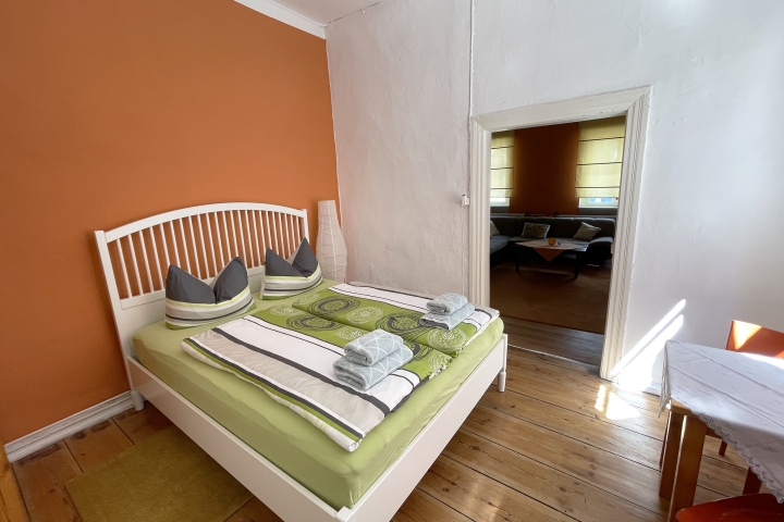 Drei gemütliche Schlafzimmer mit Doppelbett