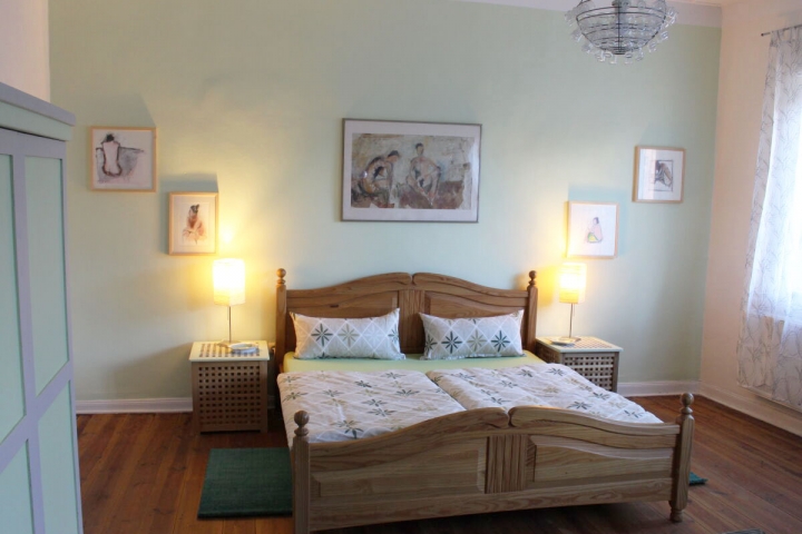 Ein großes Schlafzimmer mit Platz für Babybetten