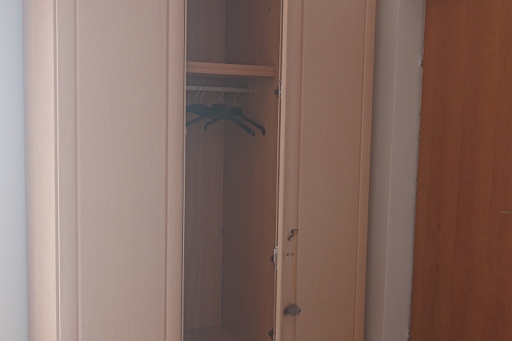 Kleiderschrank im Schlafzimmer 1