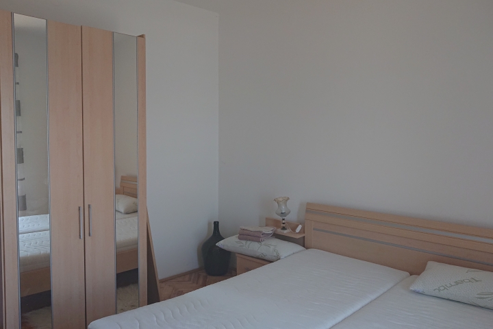 Schlafzimmer 2 mit Kleiderschrank