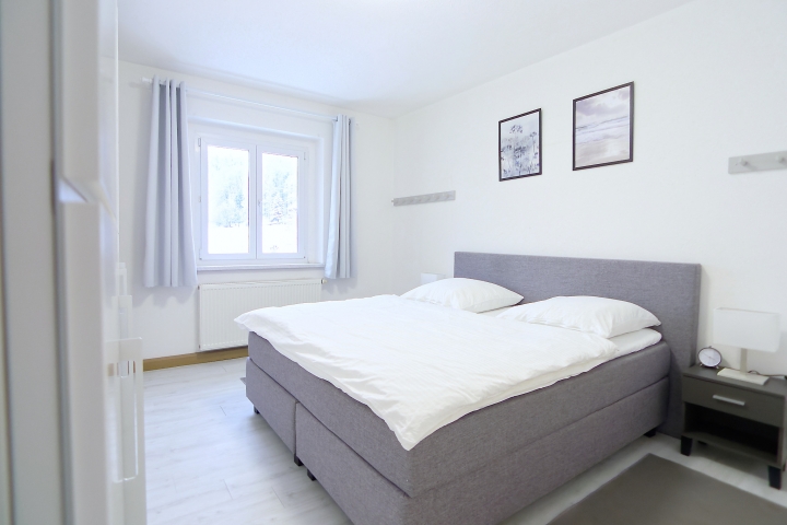 1.Schlafzimmer mit Boxspringbett und exklusivem Kleiderschrank