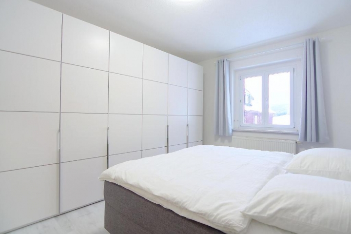 1.Schlafzimmer mit Boxspringbett und exklusivem Kleiderschrank