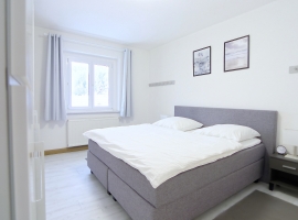 1.Schlafzimmer mit Boxspringbett und exklusivem Kleiderschrank