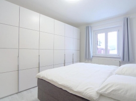 1.Schlafzimmer mit Boxspringbett und exklusivem Kleiderschrank