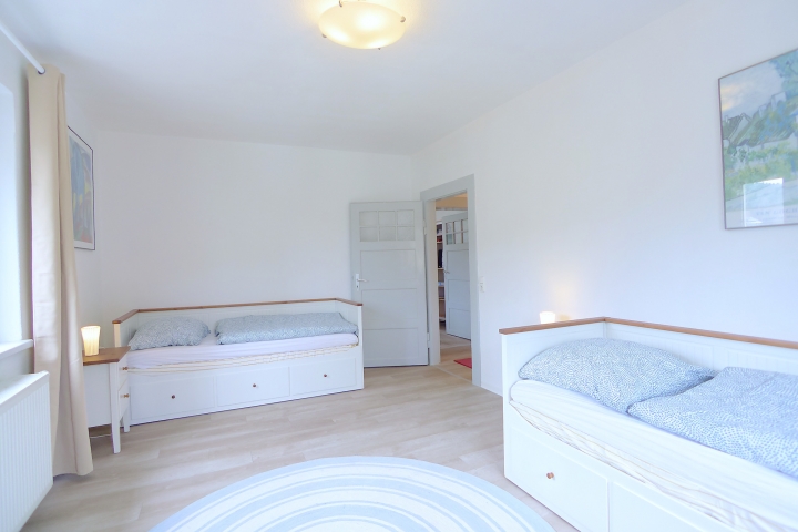 2. Schlafzimmer mit 2 ausziehbaren Betten