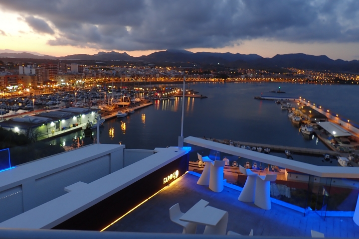 Cocktailbar El Faro mit Blick über den Hafen