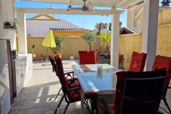 überdachte Terrasse mit einem zusätzl. Kühlschrank
