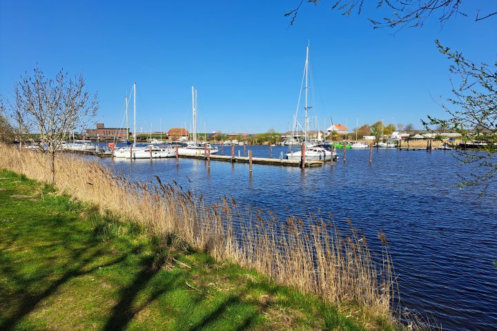 Genießen Sie ein Sparziergang direkt am Hafen oder wie wäre es mit einer Frühstücksmögleichkeit der Bäcker ist direkt in paar Minuten zu Fuß um