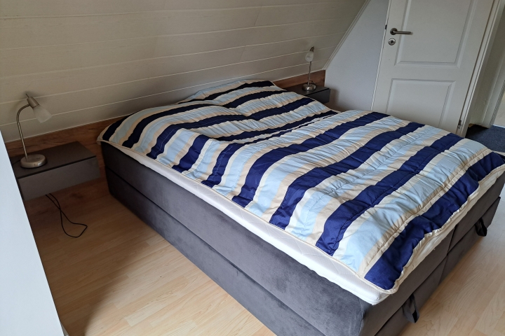 Das Schlafzimmer hat einen kleinen Balkon
Das boxspringbett hat eine Größe von 160 x 200