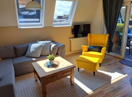 Couch mit schlaffunktion 
Der Fernseher ist schwenkbar und kann passend verstellt werden