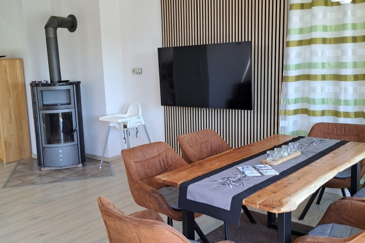 Wohnzimmer mit Kamin 


