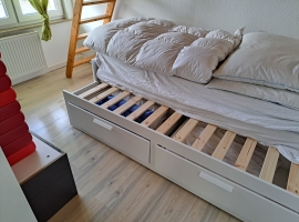 Das Bett ist ausziehbar und kann bietet platz bis zu 1,40x200