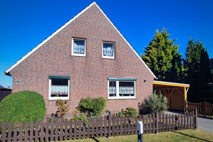 Ferienhaus Aseler Nordseestube | Vorderansicht mit Carport + Stellplatz