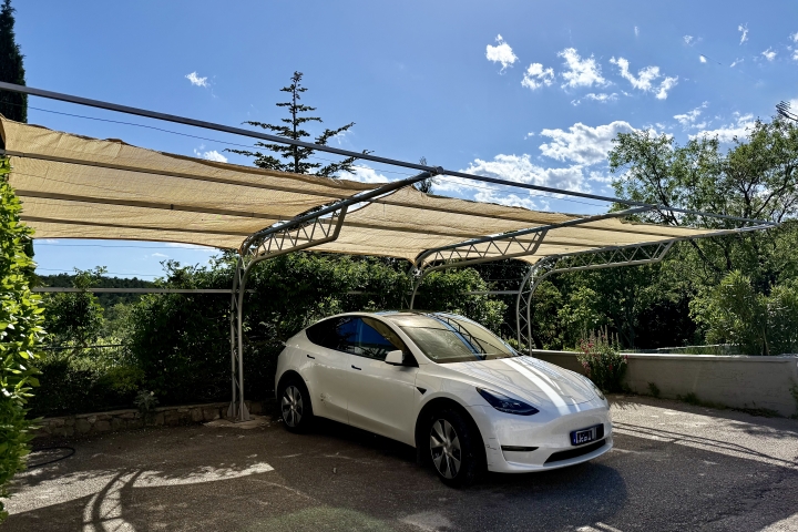 Beschatteter Parkplatz für 3 PKW mit E-Ladestation