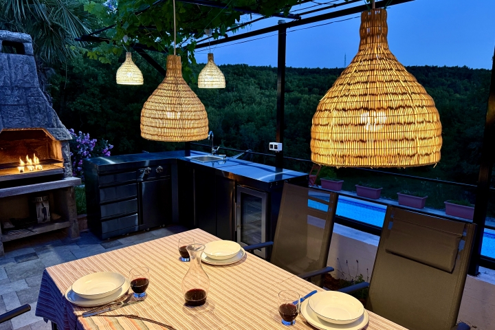 Grill und Gartenküche mit Tisch für bis zu 12 Personen