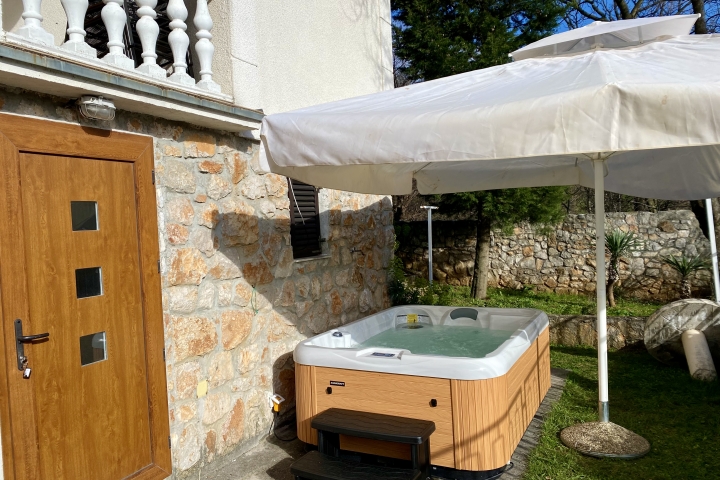 Whirlpool auf der unteren Terrasse