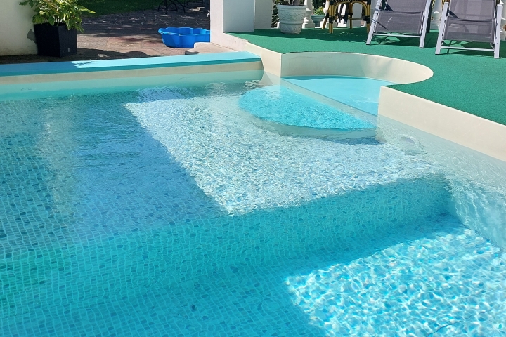 Pool mit Sonnenliegen ( unbeheizt ,nutzbar ca. Mai bis September)