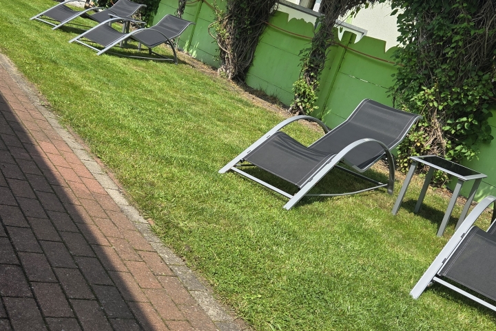 Hinter dem grünen Zaun befinden sich eingezäunt die Terrassen von drei unser Wohnungen.