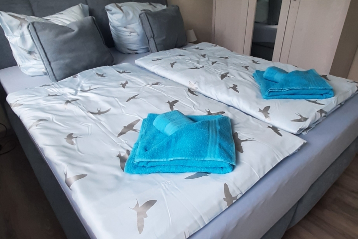 Schlafzimmer 1